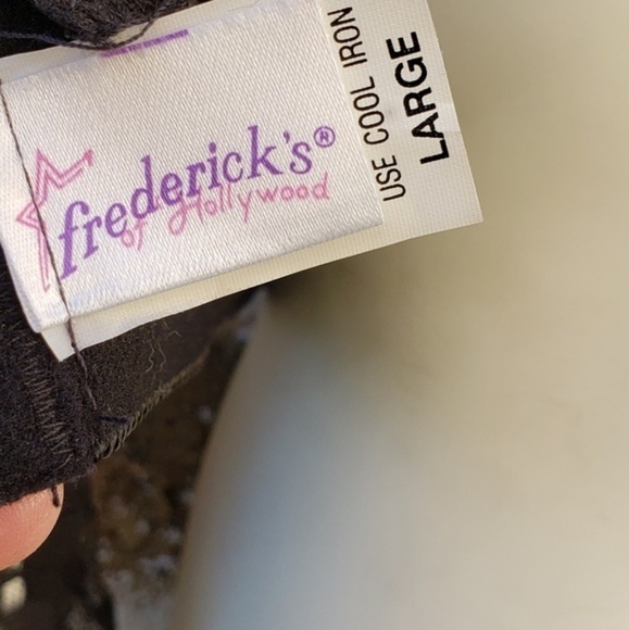 Frederick
Long
Sleeve
Lace
Crop
Top - Picture 4 of 4